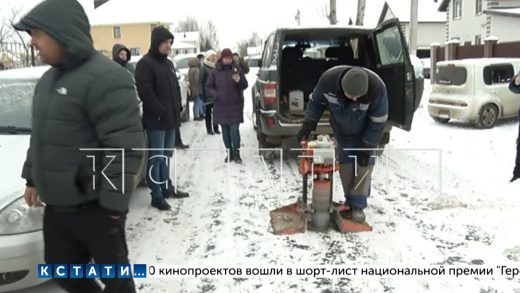 Многочисленная комиссия проверяет качество уложенного в снег асфальта на улице Липовой