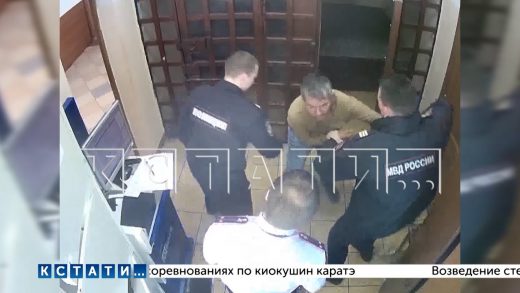 За плевок и порванную рубашку полицейский избивал задержанного и пытал электрошокером