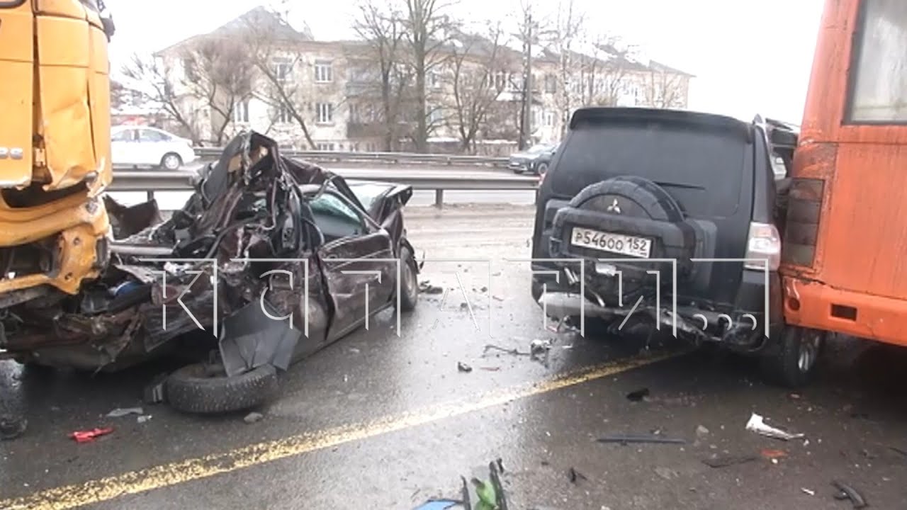 Авария из 26 автомобилей на трассе грузовик смял «Ладу» всмятку, но на  водителе ни царапины - Новости Кстати