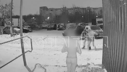 Неадекватный сожитель выгнал девушку с ребенком на мороз полуголыми и устроил в снегу скандал