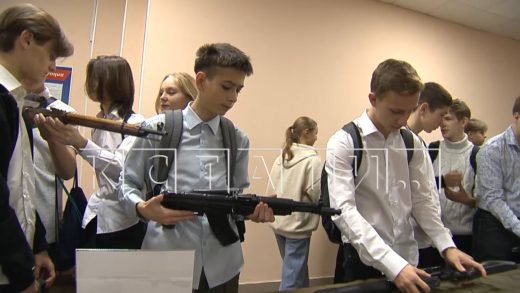Учащихся Радиотехнического колледжа сегодня знакомили с различными видами оружия
