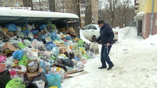 Даже через неделею после снегопада многие дворы в Нижнем Новгороде остаются завалены мусором