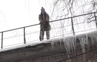 Для расчистки крыш в Нижнем Новгороде привлекаются альпинисты