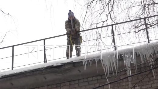 Для расчистки крыш в Нижнем Новгороде привлекаются альпинисты