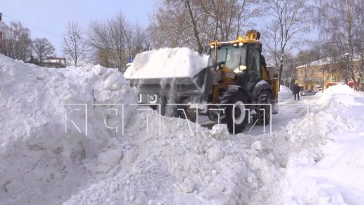 Коммунальные службы Нижнего Новгорода продолжают ликвидировать последствия прошедшего снегопада