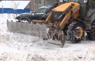 Коммунальщики пытаются расчистить дворы после снегопада, но очистку осложняют сами жители