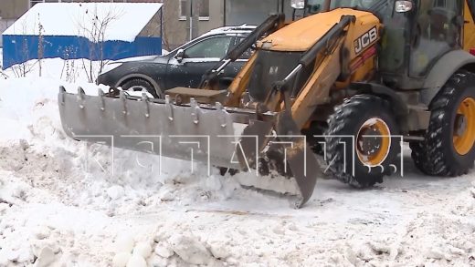 Коммунальщики пытаются расчистить дворы после снегопада, но очистку осложняют сами жители