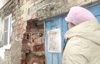 Многоквартирный дом разрушается по кирпичику в Дальнем Константинове
