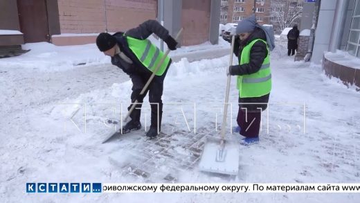 Последствия снегопада, прошедшего накануне в Нижнем Новгороде, продолжают ликвидировать городские службы