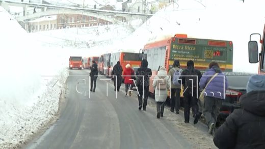 Снежная лавина сошла на Зеленском съезде, засыпала пассажирский автобус и парализовала движение