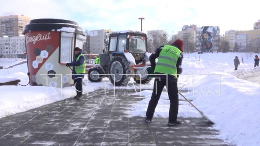 Из за засыпавшего снегом город циклона «Ольга», коммунальщики работают в круглосуточном режиме