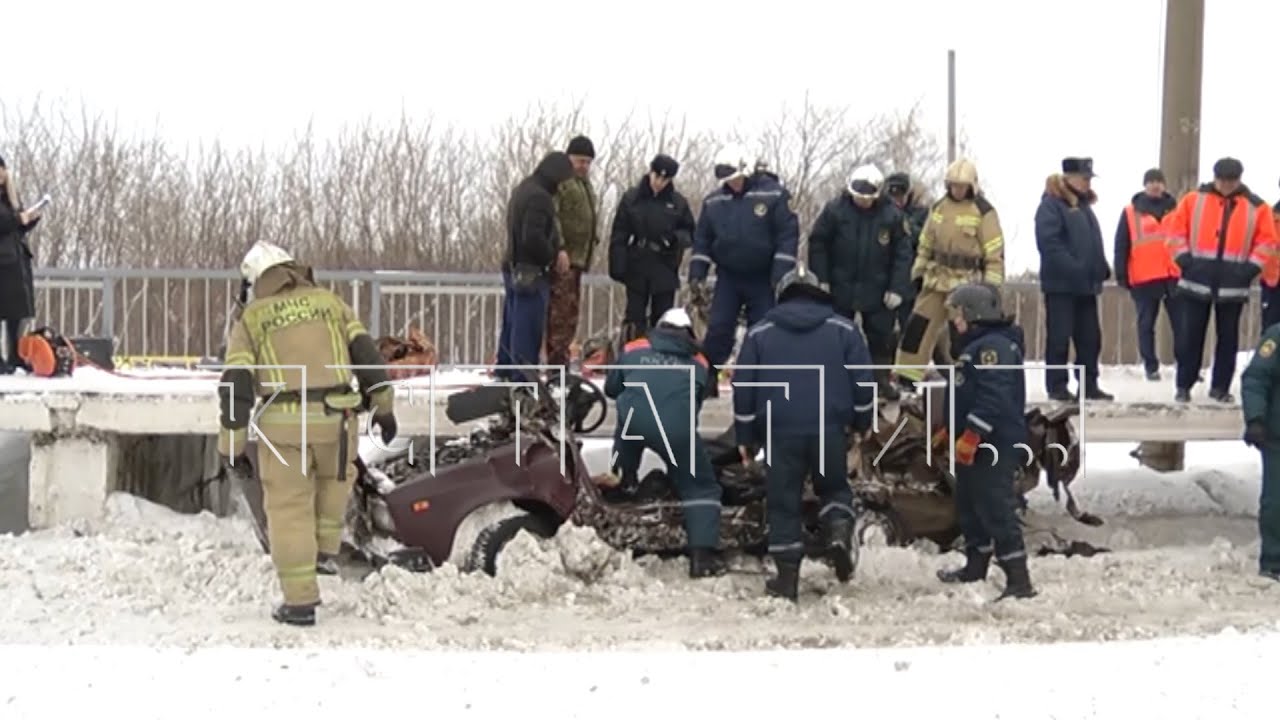 Локомотив разорвал пополам легковой автомобиль на переезде - Новости Кстати