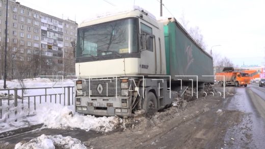 Владельцев большегрузов, мешающих уборке снега, начали штрафовать