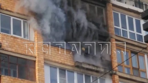 Из за залетевшего на балкон «бычка» квартира в многоэтажном доме выгорела дотла