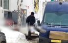Клиенты засняли, как сотрудники Почты России кидаются посылками