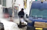 Клиенты засняли, как сотрудники Почты России кидаются посылками