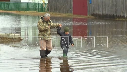 Из за переполнения каскада водохранилищ в Выксунском районе затопило дома и улицы в поселке Виля