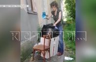 40-летняя переводчица так забила свою квартиру мусором, что может пробраться в неё только через окно