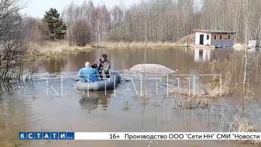 Локальный паводок на Бору — по своим участкам люди плавают на лодках