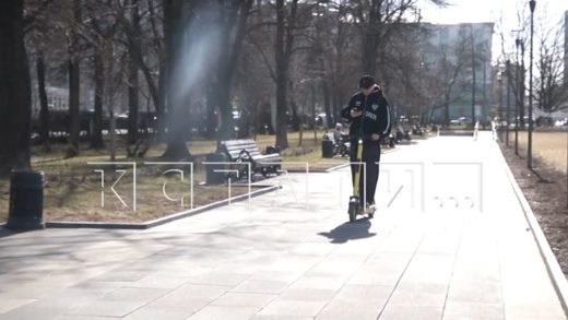 Те, кто должен следить за исполнением запрета на передвижение самокатов в центре, сами нарушают