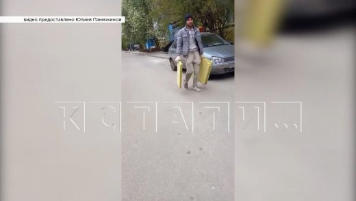 Во время ремонта взорванного дома, рабочие растащили материалы и стали ремонтировать соседние дома