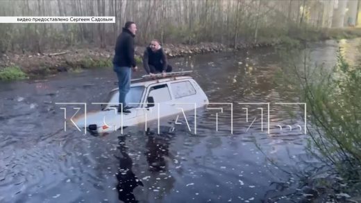 Водители утопили «Ниву» в бурной реке и ждали помощь, стоя на крыше тонущего автомобиля