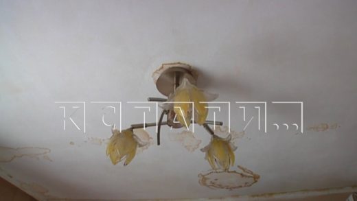 Коммунальшики, которые хотели устранить течь на крыше, пропустили новый потоп, который смыл квартиру
