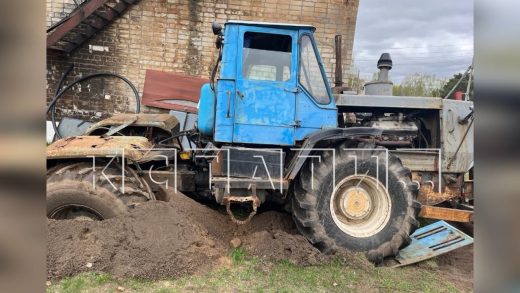 Синяя компания угнала синий трактор и зарылась вместе с ним в землю