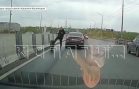 Вратарь футбольной команды ударом ноги защитил автомобили от мчавшего под уклон колеса