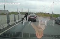 Вратарь футбольной команды ударом ноги защитил автомобили от мчавшего под уклон колеса