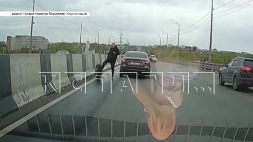 Вратарь футбольной команды ударом ноги защитил автомобили от мчавшего под уклон колеса