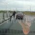 Вратарь футбольной команды ударом ноги защитил автомобили от мчавшего под уклон колеса