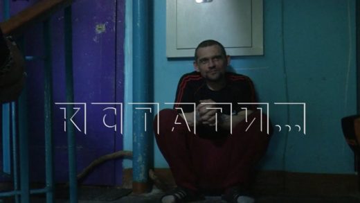 Задверный воин, который год из за стальной двери грозил сжечь и зарезать соседей, выманен наружу соседями