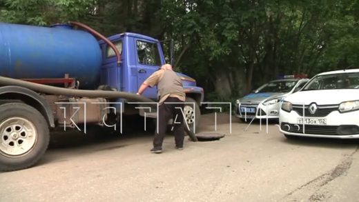 «Чёрные» ассенизаторы темными ночами болгарками вскрывают заваренные люки ливнёвок