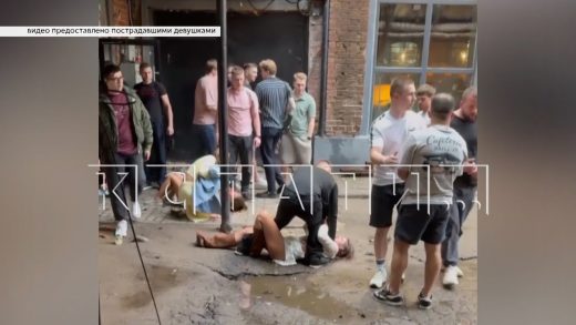Охранники клуба за волосы выволокли девушек из клуба и избили на улице