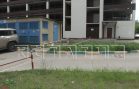 Бизнесмен захватил в собственность 1,5 сотки земли посреди двора и не пропускает жителей по дороге