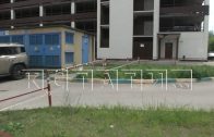 Бизнесмен захватил в собственность 1,5 сотки земли посреди двора и не пропускает жителей по дороге