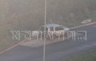 Дорогу через припаркованный автомобиль проложили дорожники