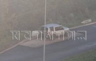 Дорогу через припаркованный автомобиль проложили дорожники