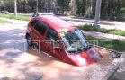 Из за разрыва водопровода автомобиль провалился под асфальт