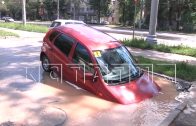 Из за разрыва водопровода автомобиль провалился под асфальт
