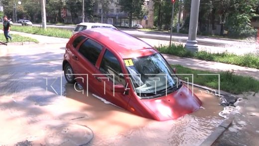 Из за разрыва водопровода автомобиль провалился под асфальт