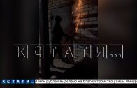 Один претендент на пост председателя СНТ пилит дверь, второй с помощью лома держит внутри оборону