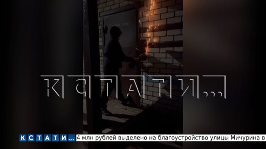 Один претендент на пост председателя СНТ пилит дверь, второй с помощью лома держит внутри оборону