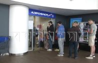 Пассажирам пришлось сутки сидеть в аэропорту из за отмены десятков рейсов