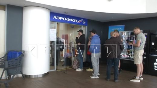 Пассажирам пришлось сутки сидеть в аэропорту из за отмены десятков рейсов
