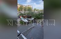 Пьяный водитель за рулём каршеринга пересёк 3 встречных полосы, вылетел на тротуар и сбил пешеходов