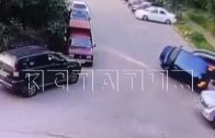 Пытаясь запарковаться, девушка выехала на газон, повредила 2 машины, проехала на дух колёсах и перев