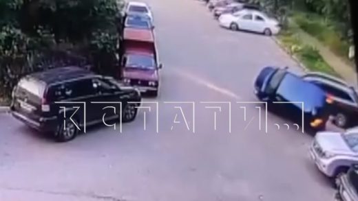 Пытаясь запарковаться, девушка выехала на газон, повредила 2 машины, проехала на дух колёсах и перев