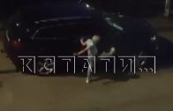 Руками, ногами, кирпичами и дубинами женщина громила машины припаркованные в её дворе